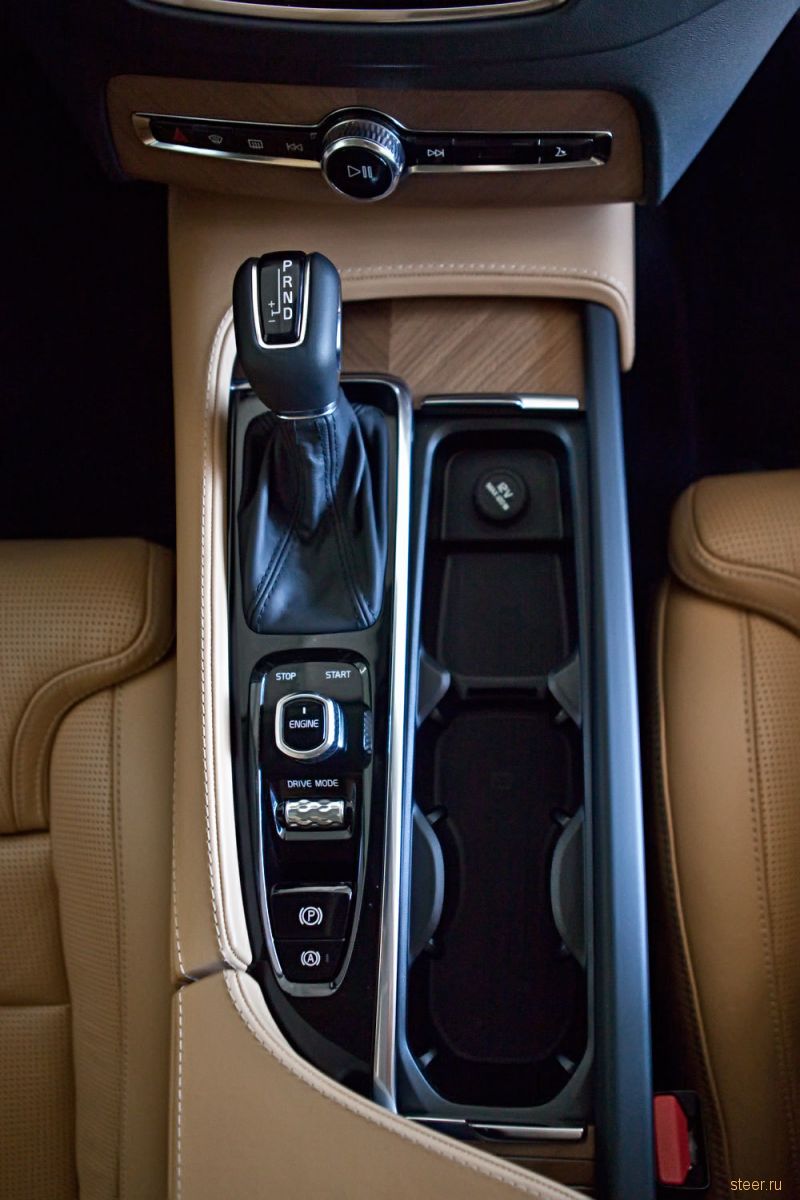Внедорожник Volvo ХС90 официально представлен в России: комплектации и цены