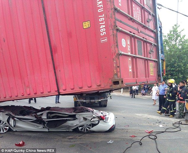 Водитель и пассажир чудом уцелели после попадания под грузовой контейнер