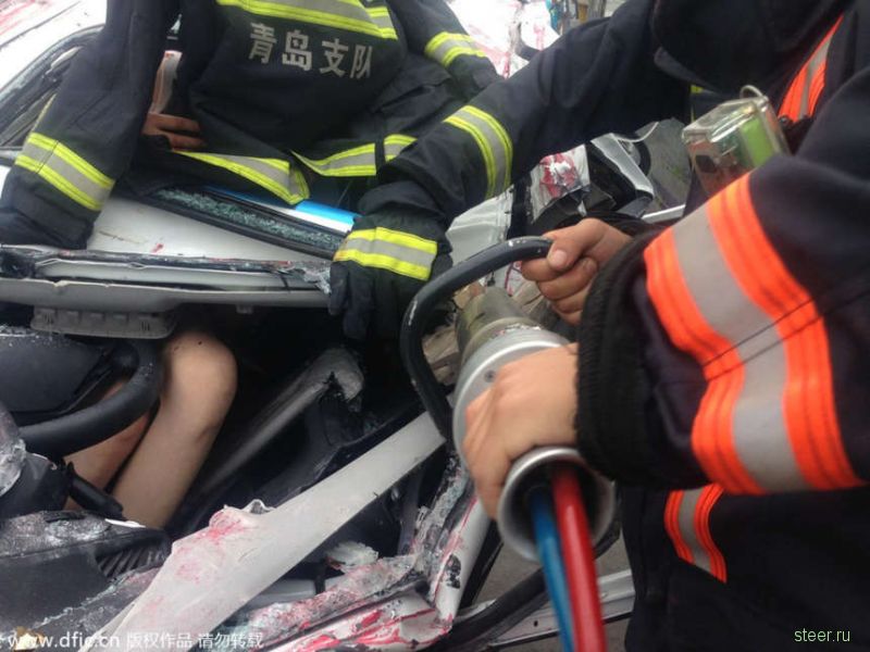 Водитель и пассажир чудом уцелели после попадания под грузовой контейнер