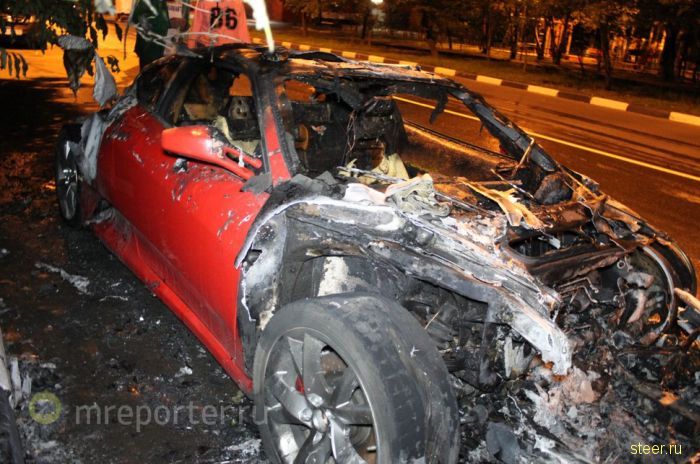 В Бирюлево сгорел спорткар Ferrari F430