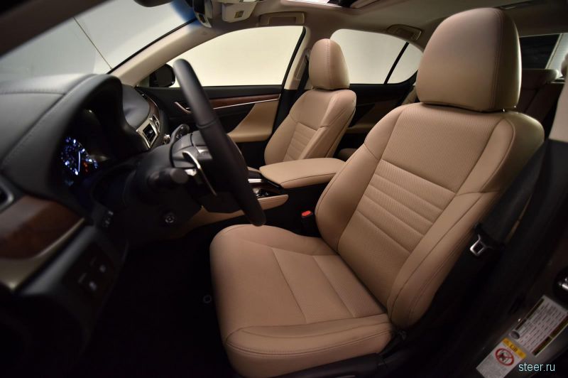 Lexus представил обновленный седан GS с двухлитровым турбомотором