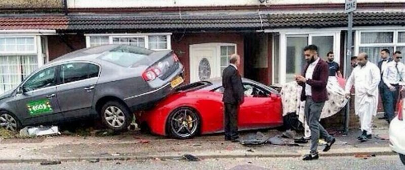 Разбил свадебный Ferrari о жилой дом