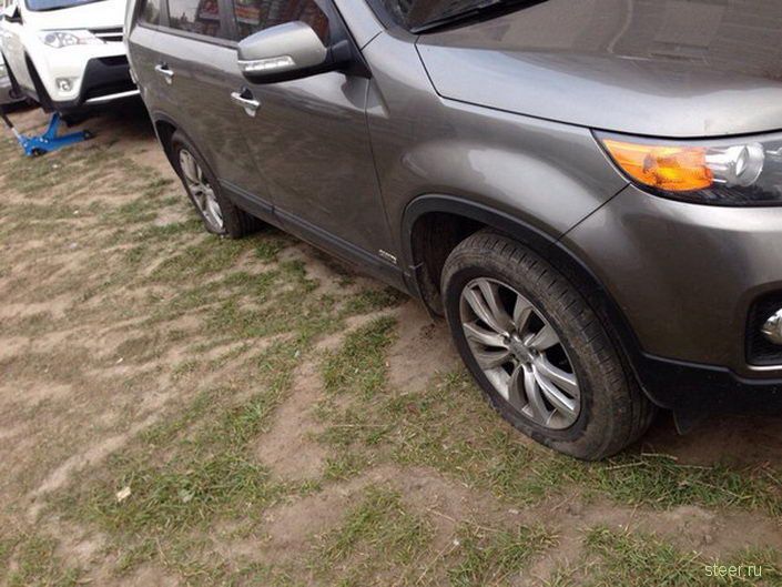 В Питере 15-ти автомобилям порезали колеса за парковку на газоне