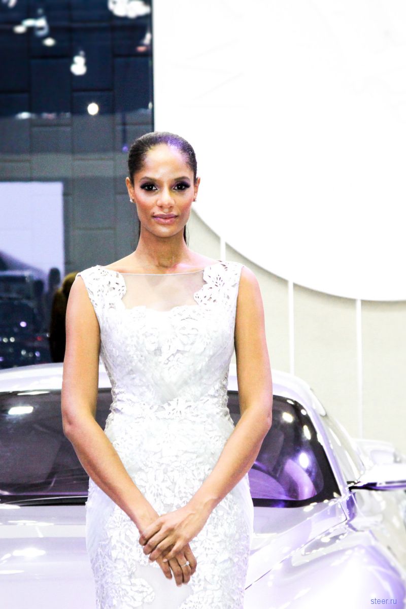 Девушки автосалона Dubai 2015