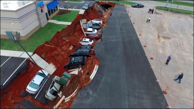 15 автомобилей ушли под землю