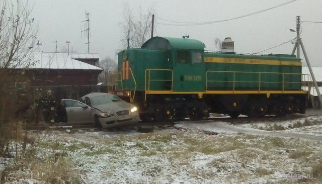 Иваново: девушка на Ягуаре не пропустила поезд