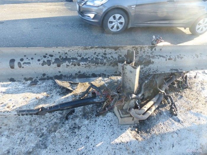 В Тюмени в результате аварии из BMW вылетел двигатель вместе с коробкой передач
