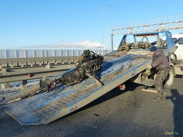 В Тюмени в результате аварии из BMW вылетел двигатель вместе с коробкой передач