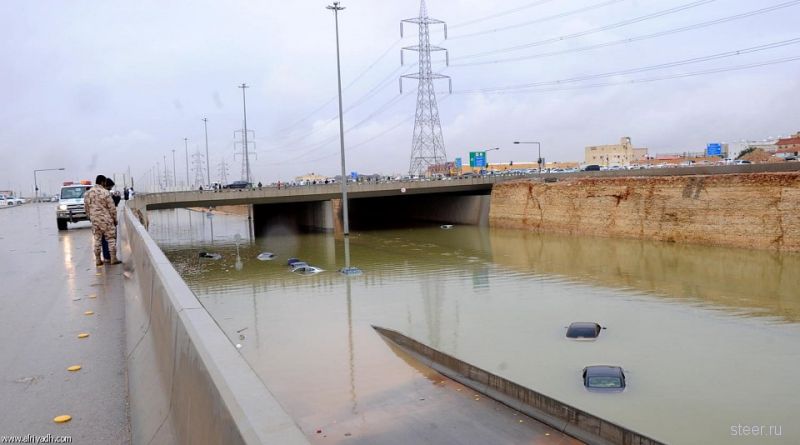 Проливные дожди затопили участки кольцевой автодороге в Эр-Рияде
