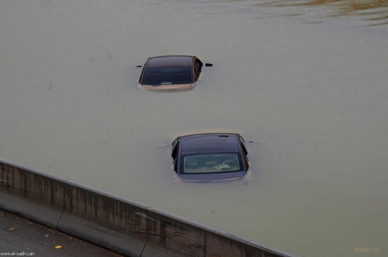 Проливные дожди затопили участки кольцевой автодороге в Эр-Рияде