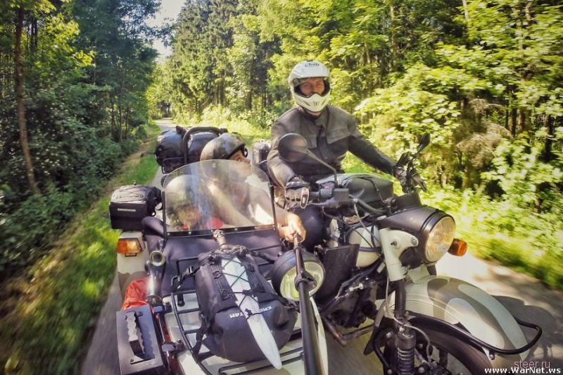 Молодая семья проехала вокруг Европы на мотоцикле «Урал»