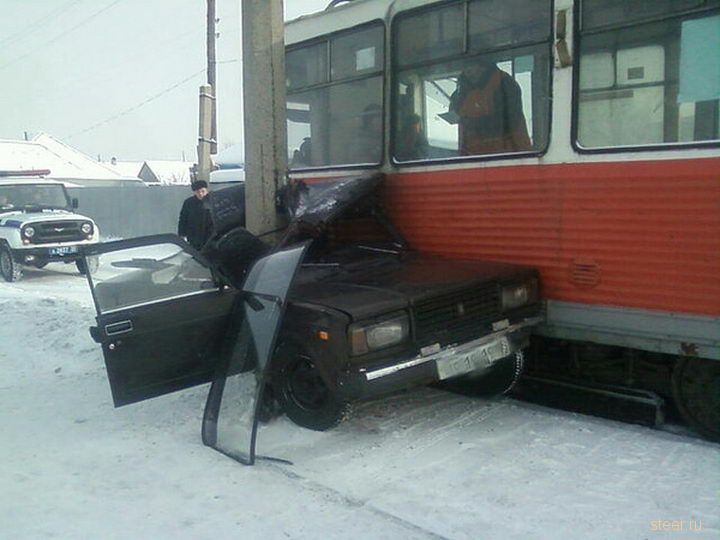 Что будет, если врезаться в советский трамвай рядом с советским столбом