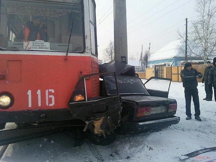 Что будет, если врезаться в советский трамвай рядом с советским столбом