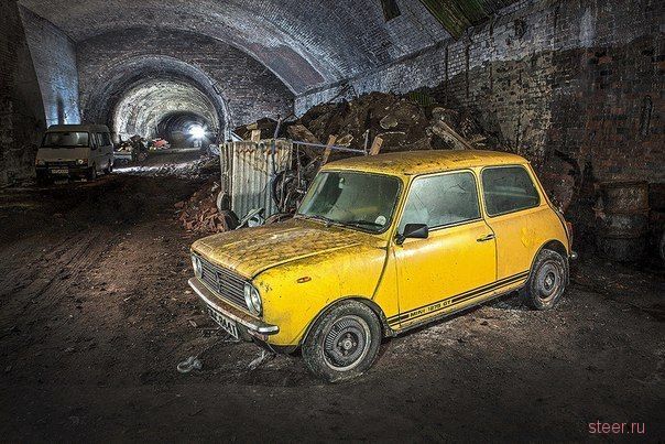 Закрытый много лет назад туннель метро в Ливерпуле с целой коллекцией заброшенных машин