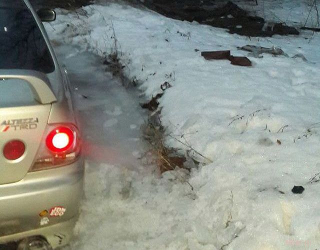 Коммунальщики замуровали Тойоту в лед