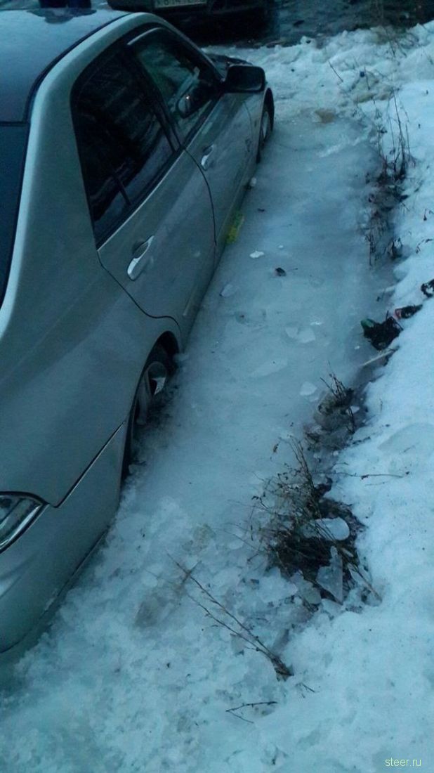 Коммунальщики замуровали Тойоту в лед