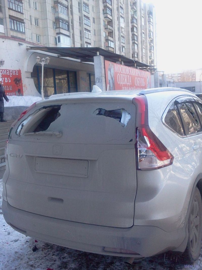 В Екатеринбурге женщине разбили стекла за парковку на тротуаре
