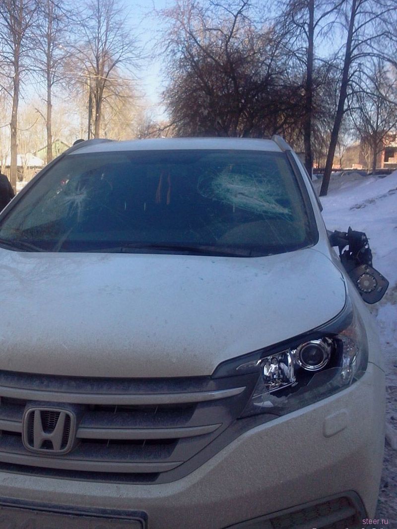 В Екатеринбурге женщине разбили стекла за парковку на тротуаре