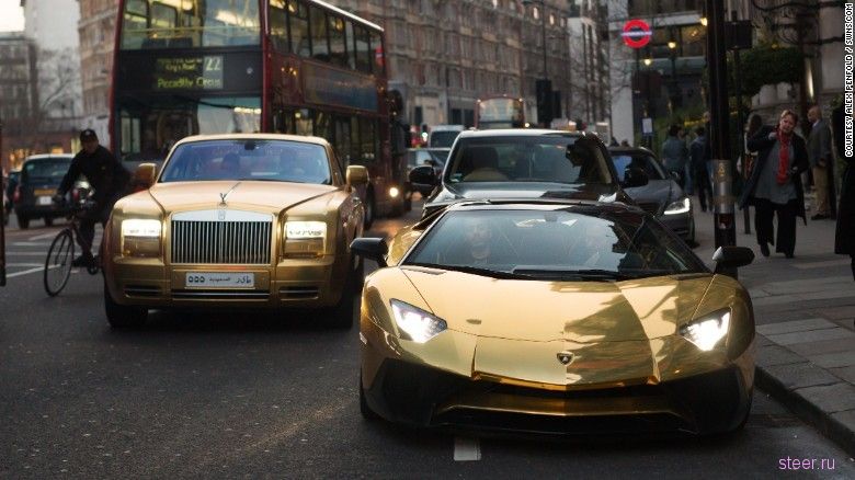 Молодой житель Саудовской Аравии ездит по Лондону на четырех золотых машинах