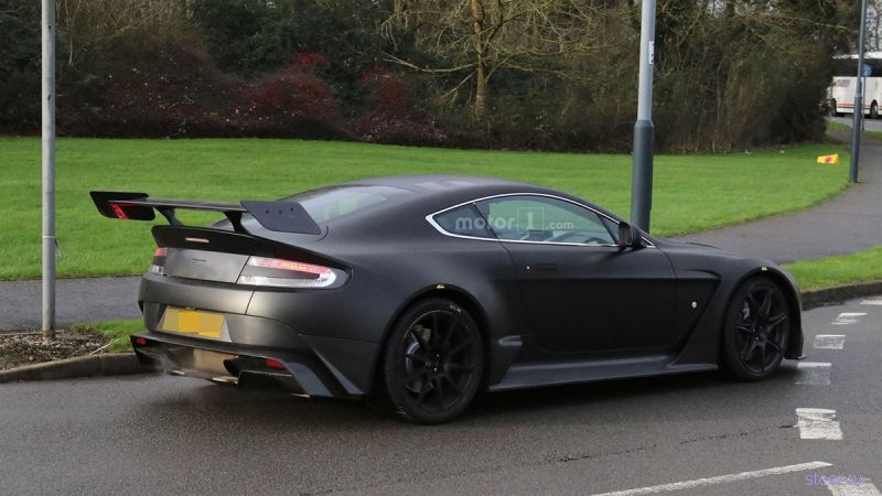 Первые фото гоночного Aston Martin Vantage
