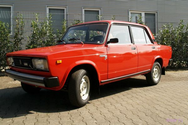 Немецкую LADA 2105 1992 года с пробегом 32 километра продают за 7000 евро