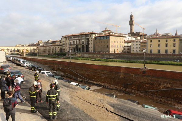 Во Флоренции 20 машин провалились под землю