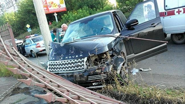 Две пьяные девушки угнали Range Rover и устроили два ДТП
