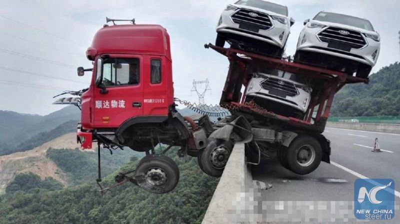 В Китае автовоз после ДТП завис над 150-метровым обрывом