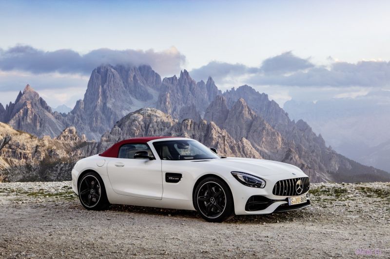 Компания Mercedes-Benz официально представила родстер на базе AMG GT