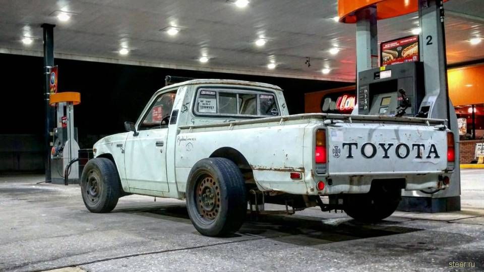 Американец превратил 40-летний пикап Toyota в хот-род с V8