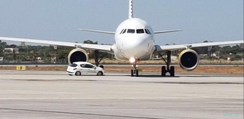 В Испании самолет Airbus A320 столкнулся с «Пежо»