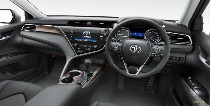 В Японии стартовали продажи новой Toyota Camry.