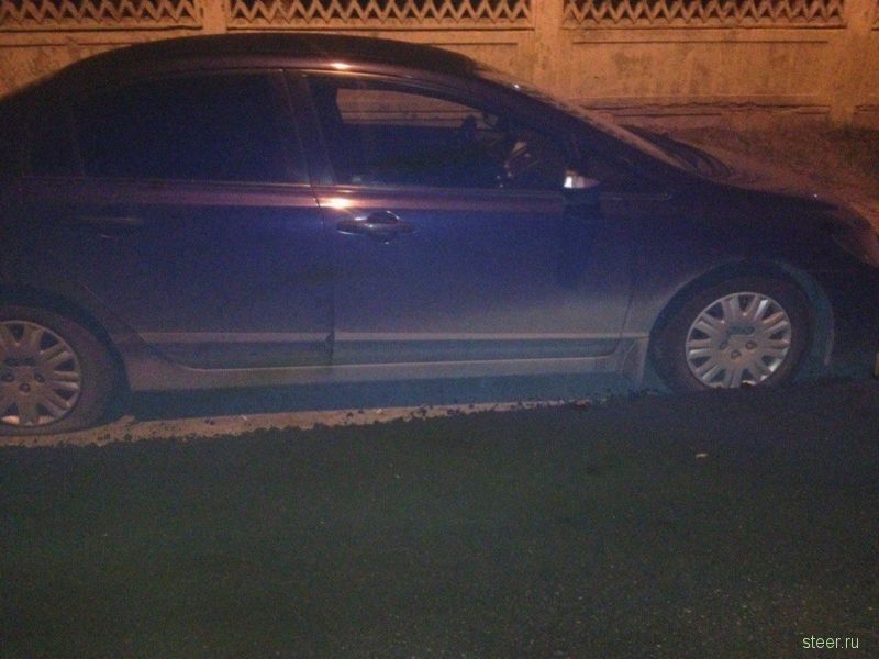 В Екатеринбурге дорогу заасфальтировали вместе с припаркованным автомобилем