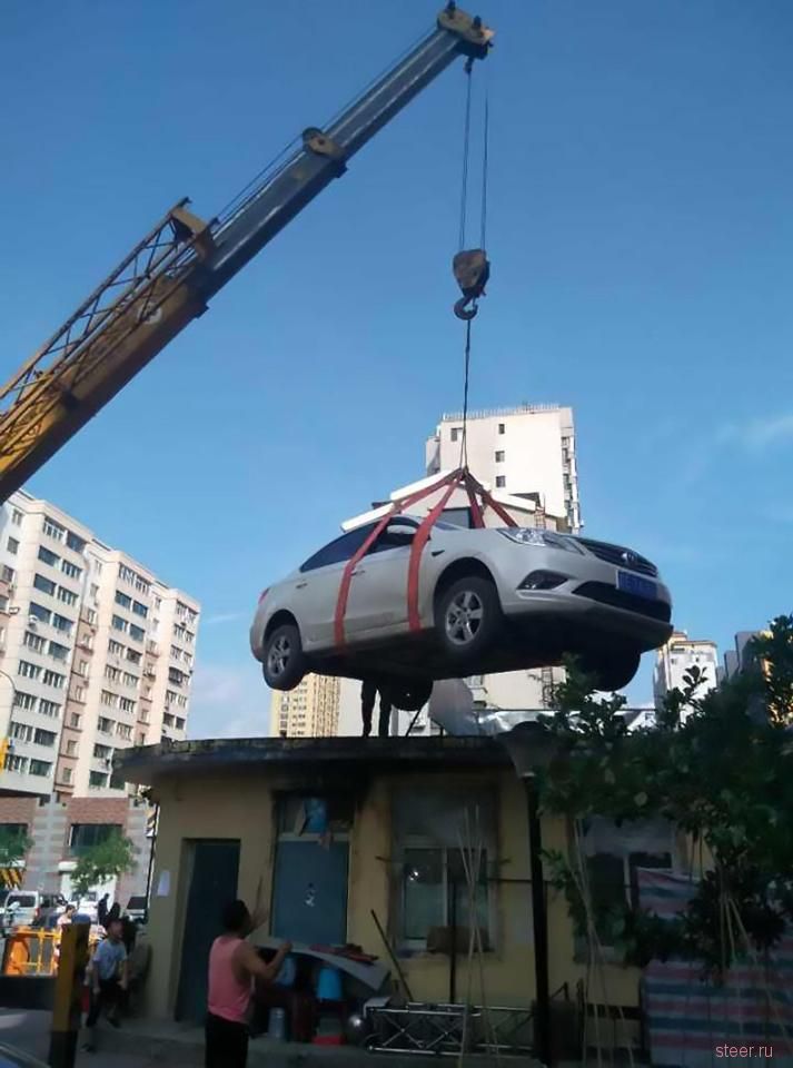 В Китае авто любительницы неправильной парковки закинули на крышу