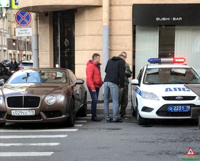 Петербурженка припарковала Bentley на переходе и не осталась без наказания