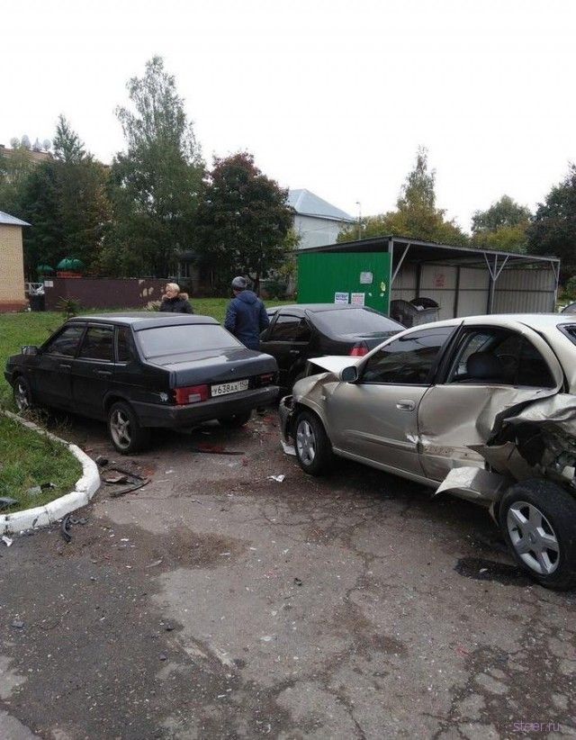В Можайске пьяный водитель устроил массовую авария во дворе многоэтажного дома.