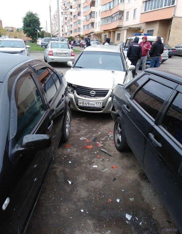 В Можайске пьяный водитель устроил массовую авария во дворе многоэтажного дома.