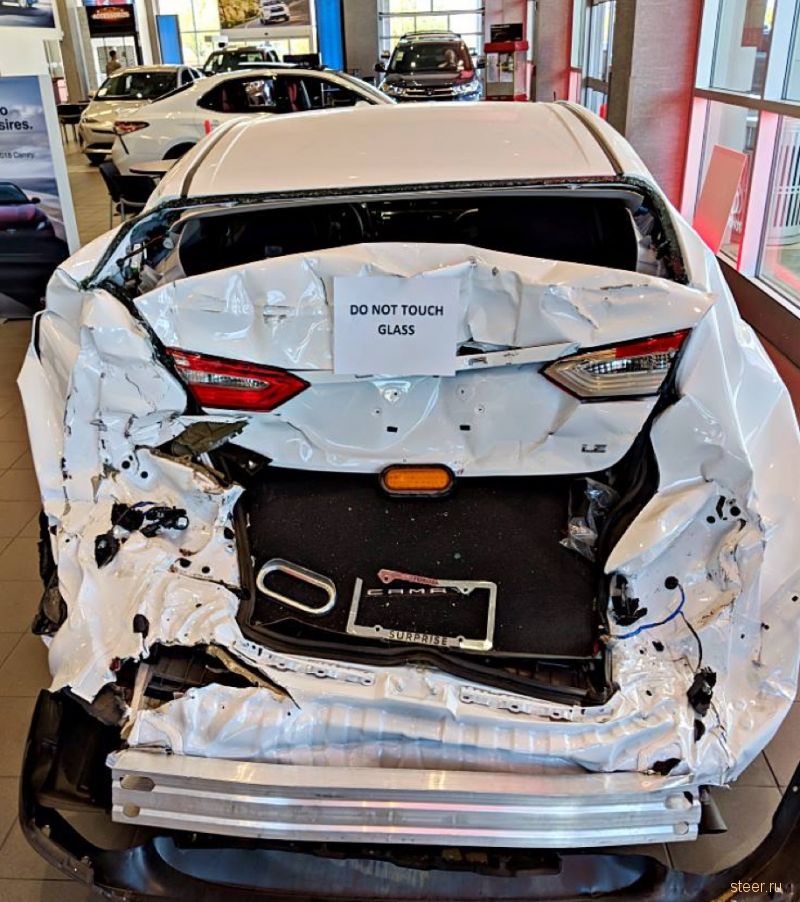 Дилерский центр Toyota выставил в шоу-руме уничтоженную Camry