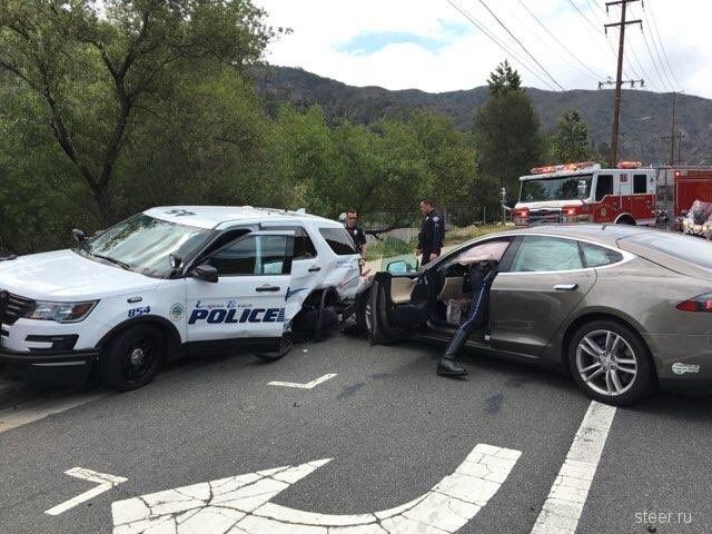 Tesla на автопилоте врезалась в полицейский внедорожник