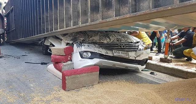 Водитель внедорожника чудом выжил, оказавшись под 25-и тонным грузовиком