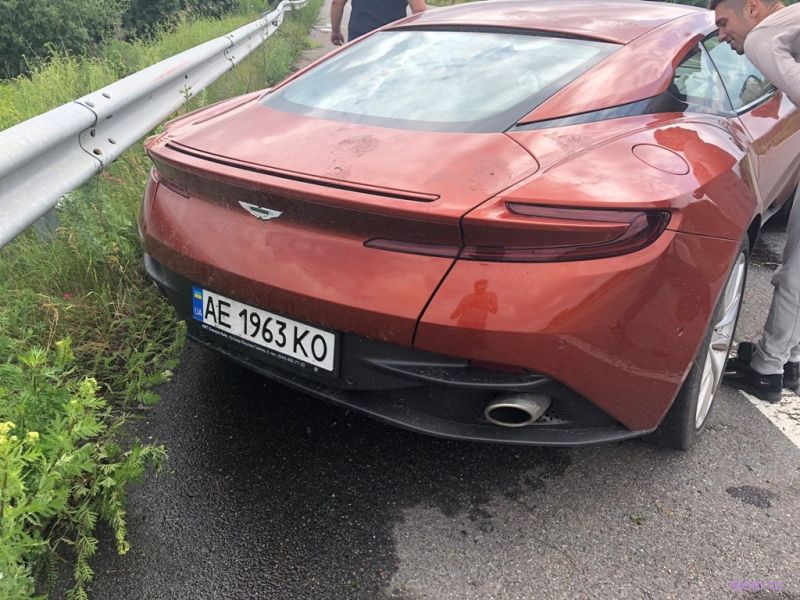 На Украине нашли брошенным разбитый Aston Martin за $350 тысяч