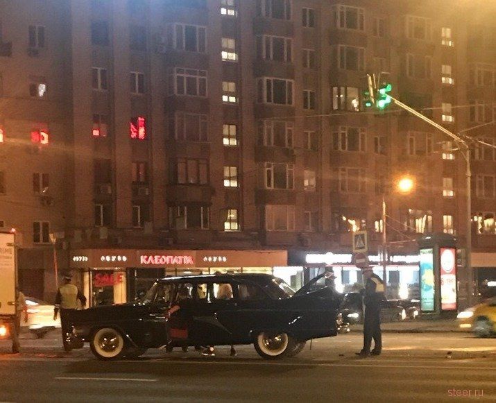 В Москве автомобиль-такси отправил раритетную «Чайку» в утиль