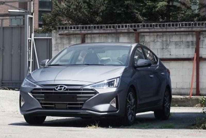 Появились новые фото рестайлинговой Hyundai Elantra