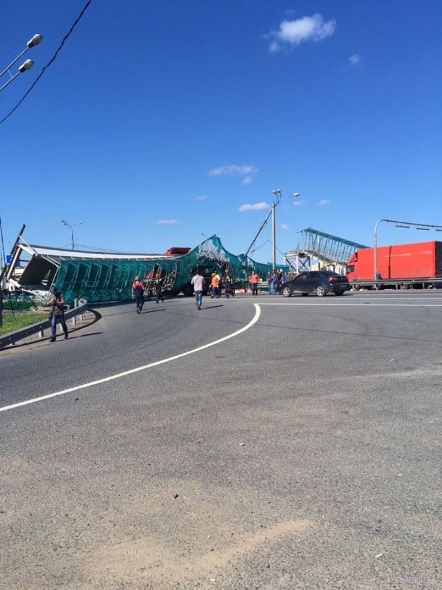 На Ярославском шоссе грузовик снес пешеходный мост