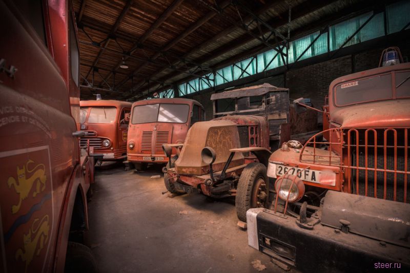 Заброшенный ангар с пожарными автомобилями на севере Франции