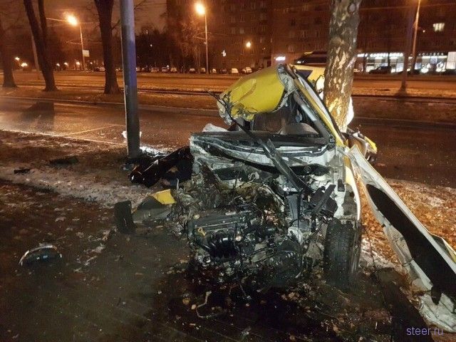 В Москве лихач разогнал такси до 130 км/ч, не справился с управлением, водителя остановил лишь столб