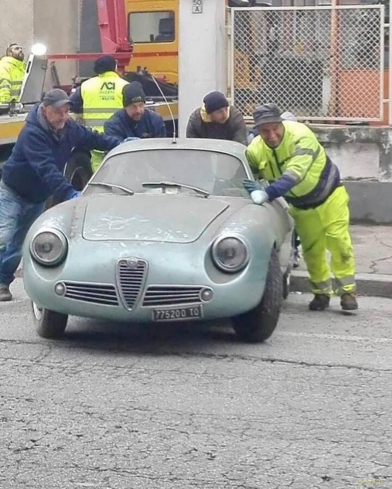 Простоявшую 35 лет на подземной парковке Alfa Romeo Giulietta SZ продали за 600 тысяч евро
