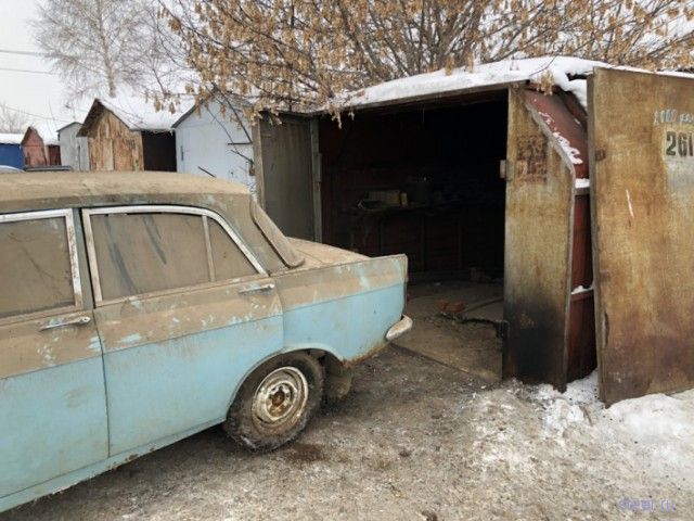Омич обнаружил редкий «Москвич» в гараже, который не открывали 20 лет