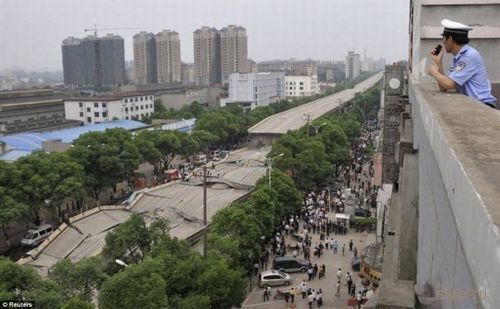 Обрушение автомоста в Китае (фото)