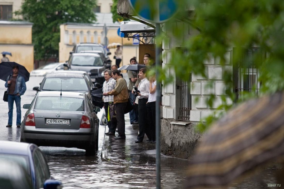 Москва, Хохловский переулок, три часа дня: после дождичка в четверг.